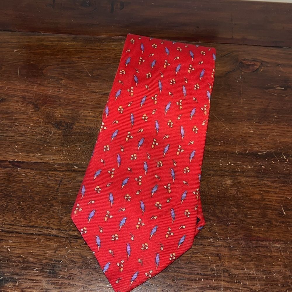 Laurant Benon Paris France 100% silk Red w/ blue parrot theme neck tie -used